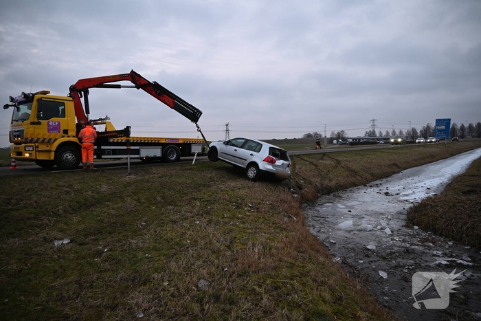 Auto raakt van de weg en belandt in sloot