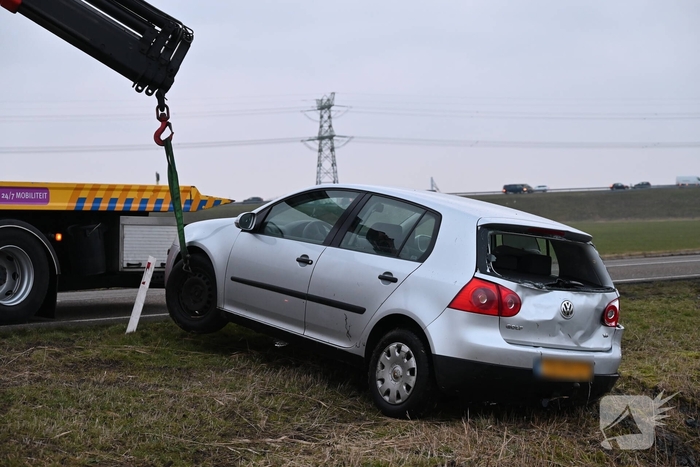 Auto raakt van de weg en belandt in sloot