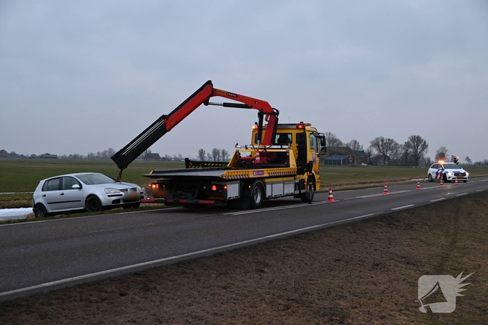 Auto raakt van de weg en belandt in sloot
