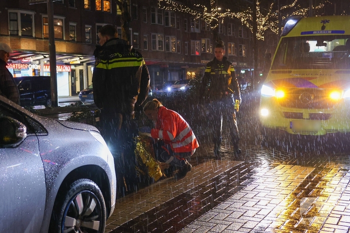 Voetganger komt ten val tijdens ongeval met auto