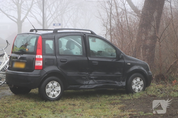 Auto's botsen op kruising