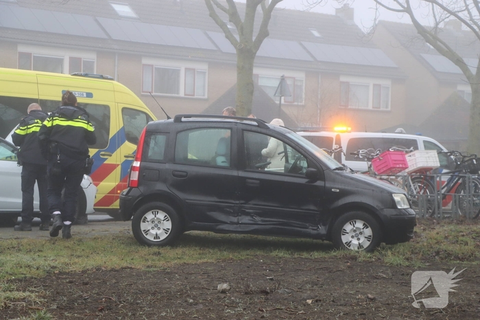 Auto's botsen op kruising