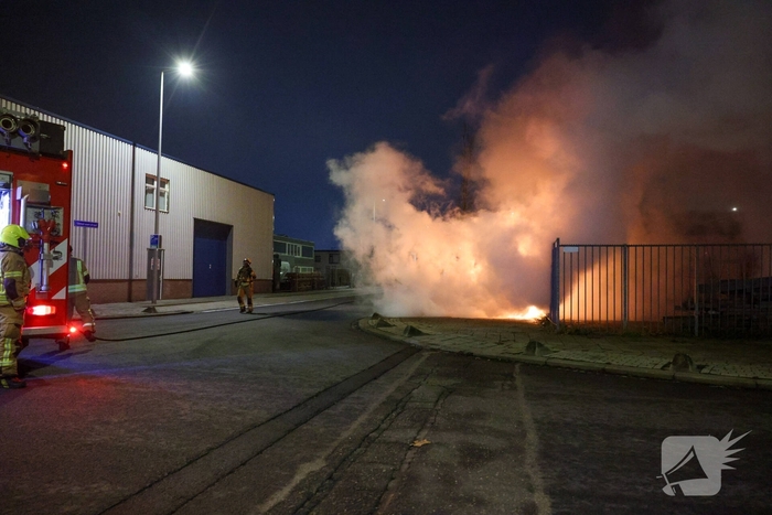 Explosie verwoest auto tijdens nachtelijke brand