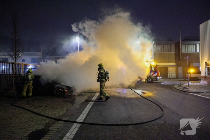 Explosie verwoest auto tijdens nachtelijke brand