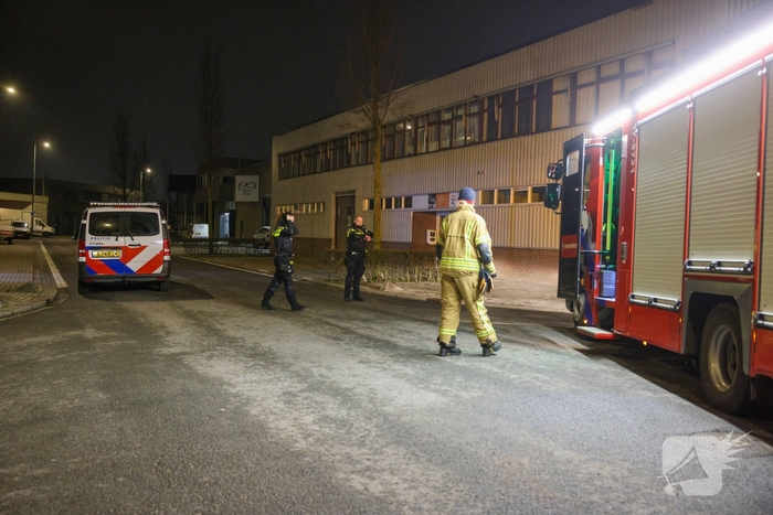 Explosie verwoest auto tijdens nachtelijke brand