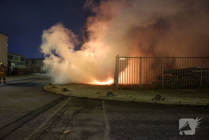 Explosie verwoest auto tijdens nachtelijke brand