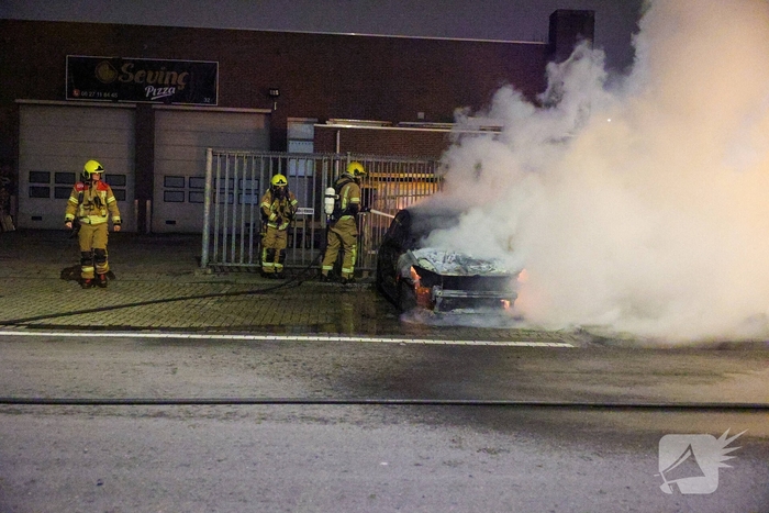Explosie verwoest auto tijdens nachtelijke brand