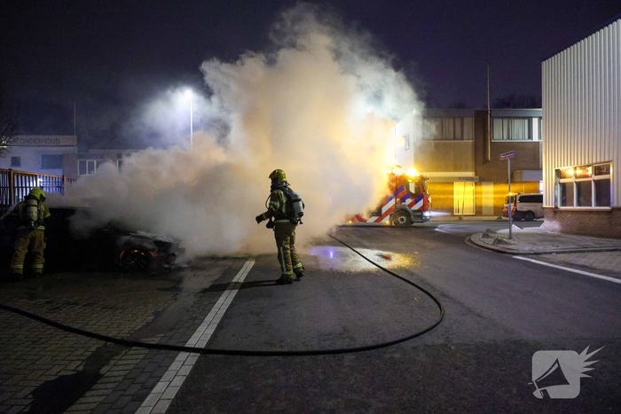 Explosie verwoest auto tijdens nachtelijke brand