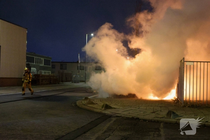 Explosie verwoest auto tijdens nachtelijke brand