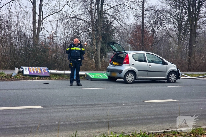 Automobilist botst tegen lantaarnpaal
