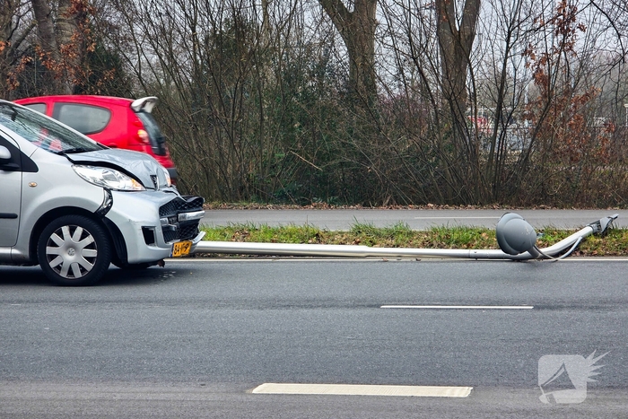 Automobilist botst tegen lantaarnpaal