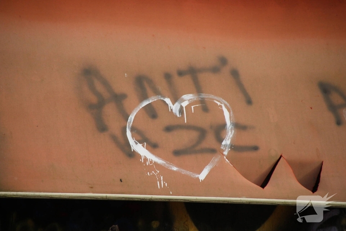 Bekladdingen op woningen en borden tegen het AZC