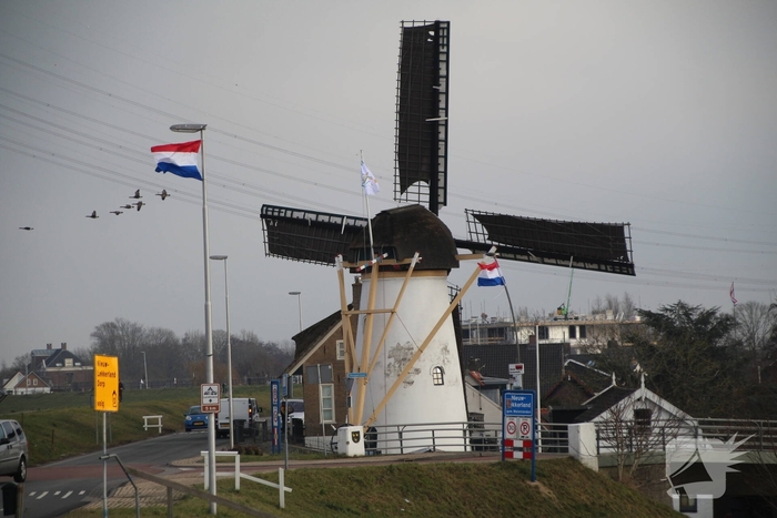 Bekladdingen op woningen en borden tegen het AZC