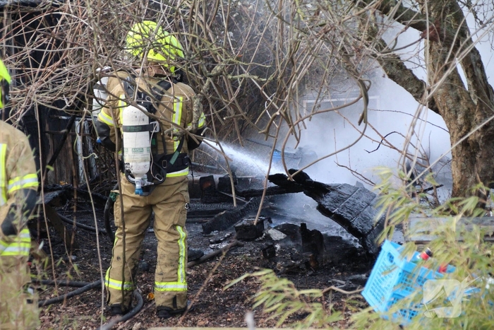 Tuinhuis gaat volledig in vlammen op