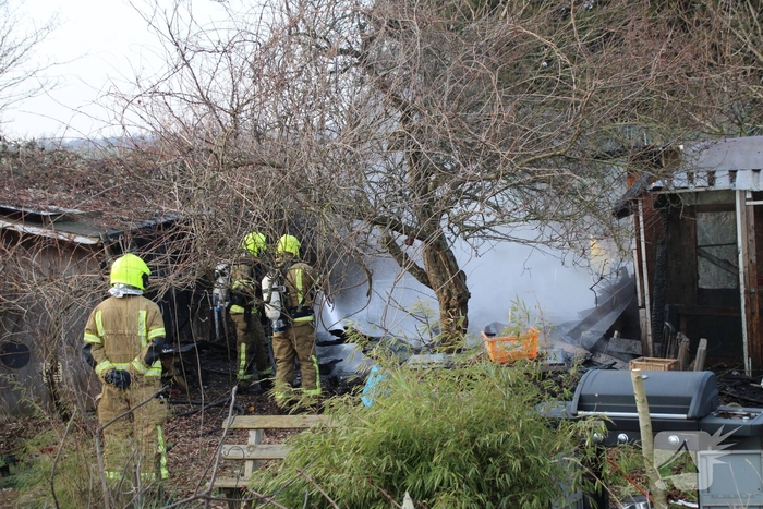 Tuinhuis gaat volledig in vlammen op