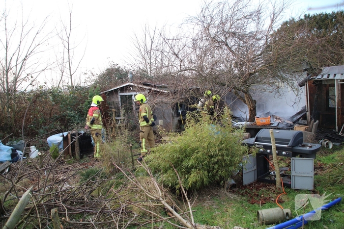 Tuinhuis gaat volledig in vlammen op