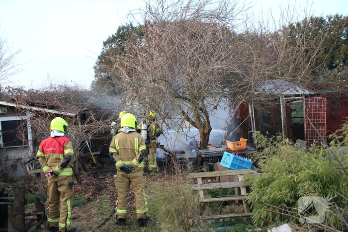 Tuinhuis gaat volledig in vlammen op