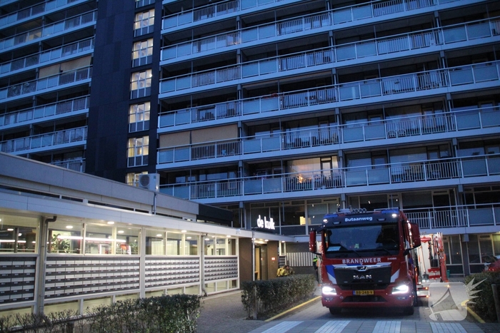 Brand in flatwoning leidt tot grote brandbestrijding