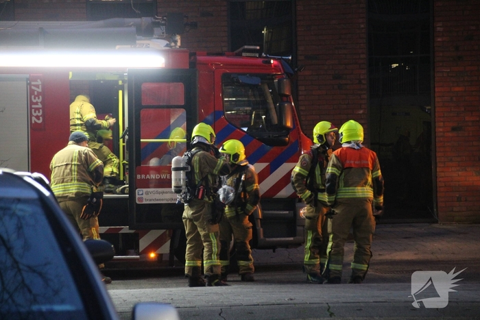Brand in flatwoning leidt tot grote brandbestrijding