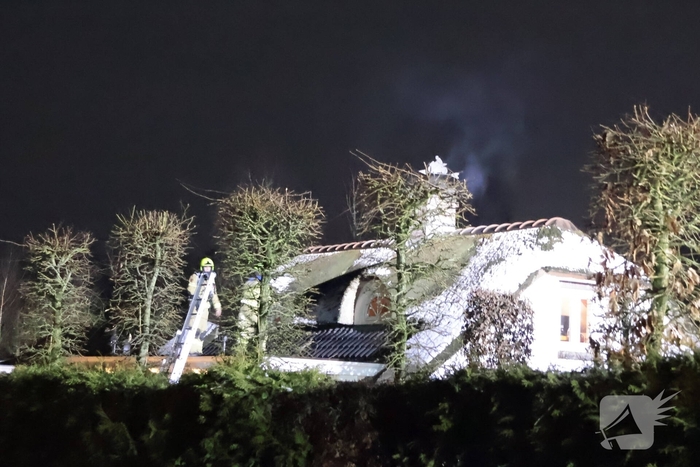 Brand in schoorsteen van villa