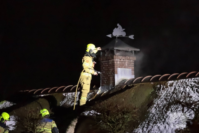 Brand in schoorsteen van villa