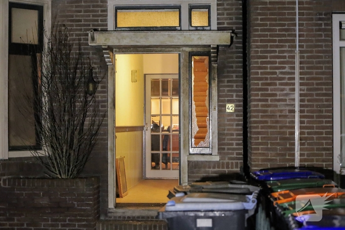 Explosie verwoest voordeur woning