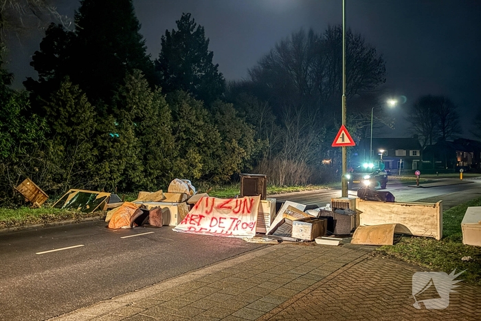 Bewoners blokkeren straat door afvaldump