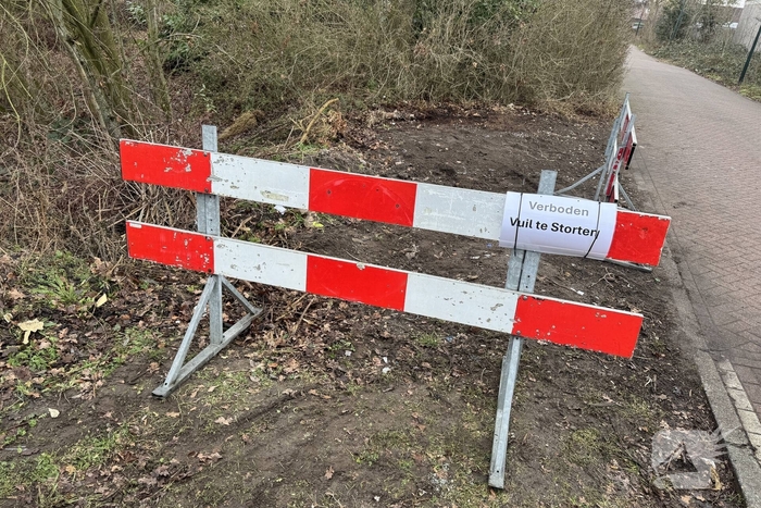 Bewoners blokkeren straat door afvaldump
