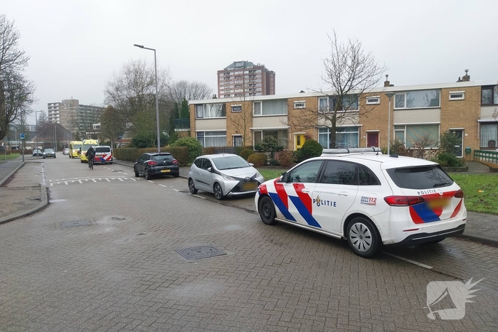 Brandweer haalt gevallen oudere van dak