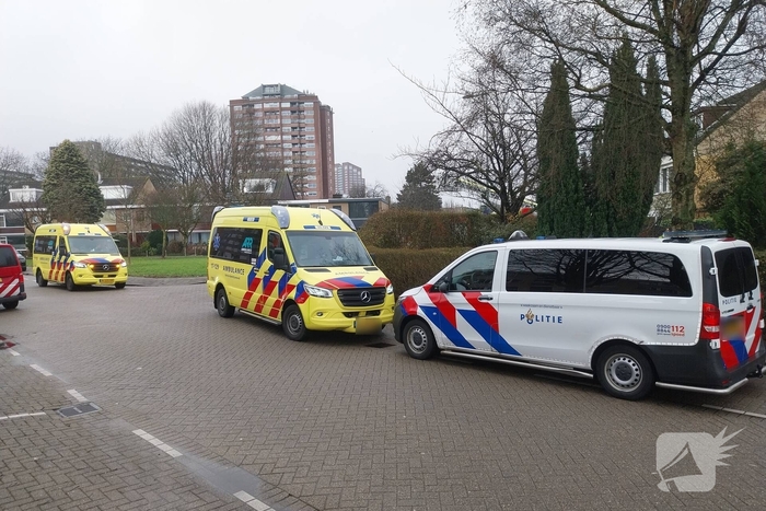 Brandweer haalt gevallen oudere van dak