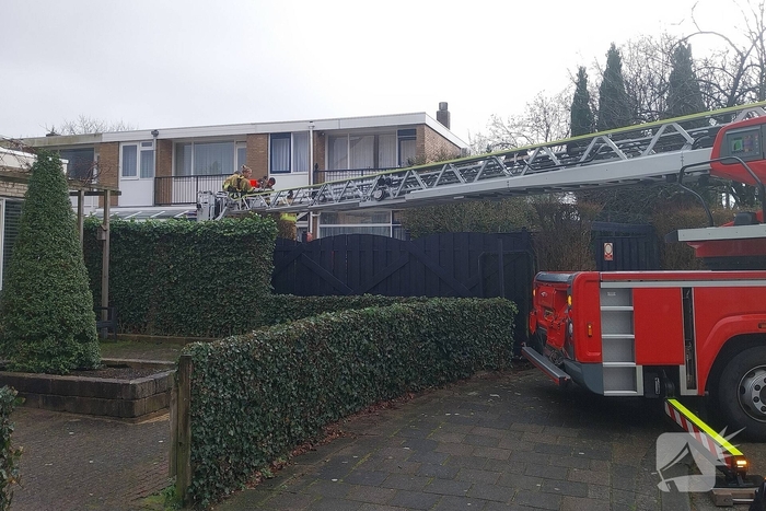 Brandweer haalt gevallen oudere van dak