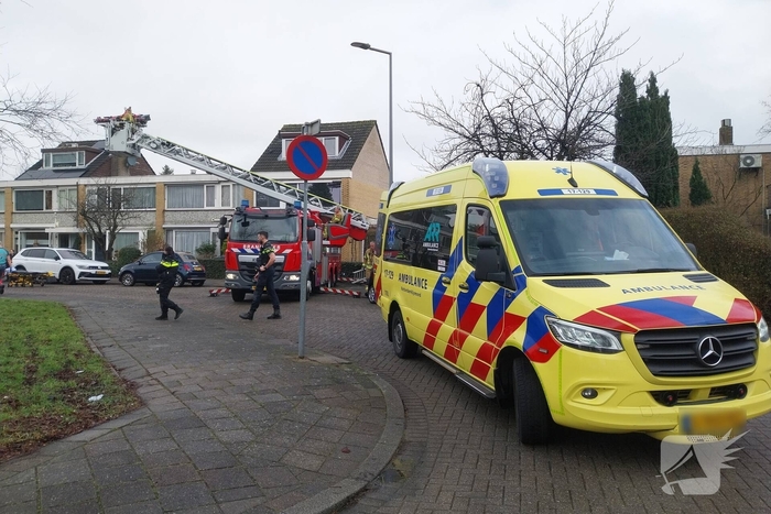 Brandweer haalt gevallen oudere van dak