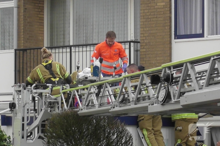 Brandweer haalt gevallen oudere van dak