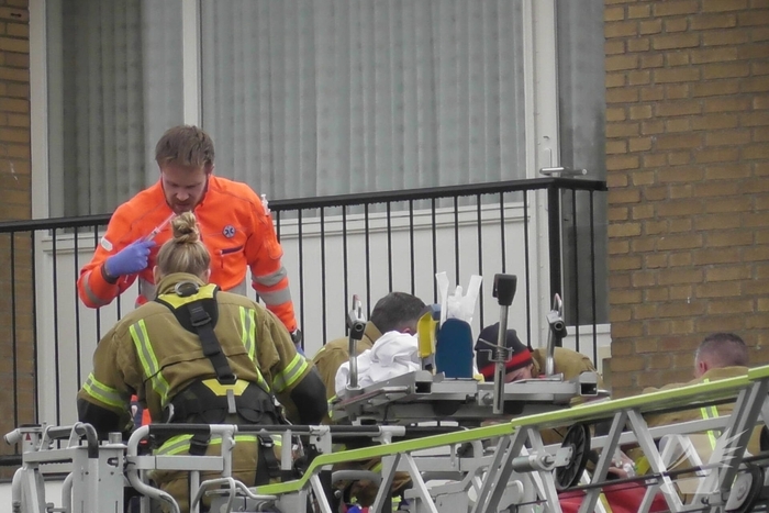 Brandweer haalt gevallen oudere van dak