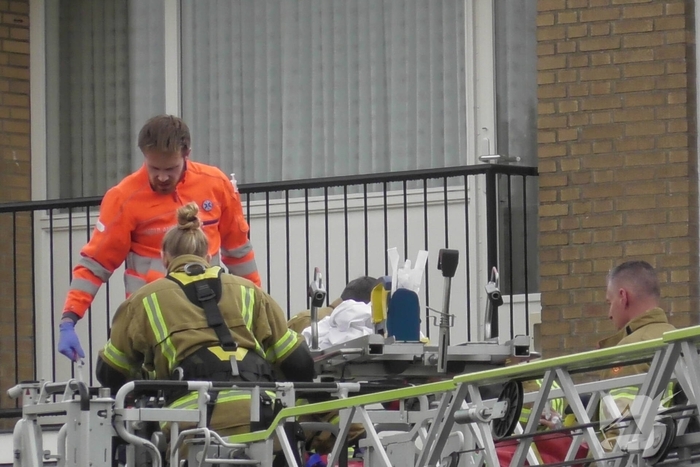 Brandweer haalt gevallen oudere van dak