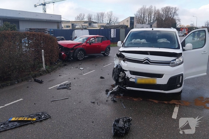 Auto in de kreukels na botsing