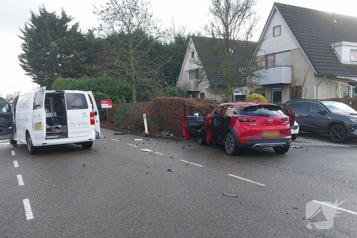 Auto in de kreukels na botsing