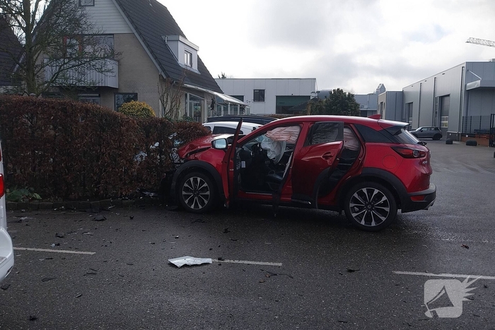 Auto in de kreukels na botsing