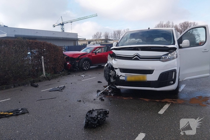 Auto in de kreukels na botsing