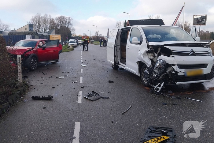 Auto in de kreukels na botsing
