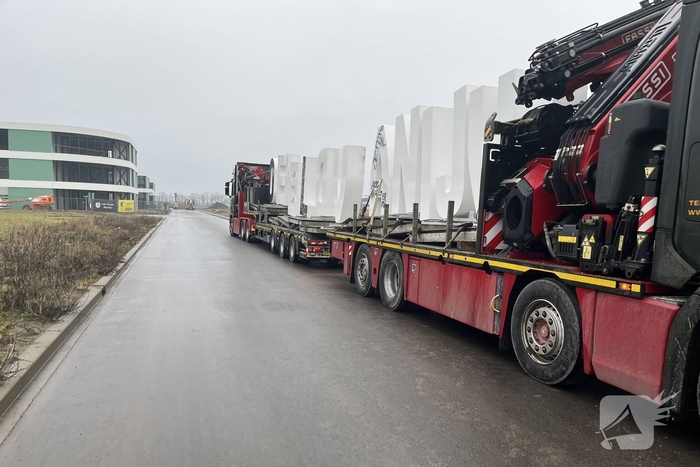 Wij Flevoland'-letters bij Urk al beklad en vernield