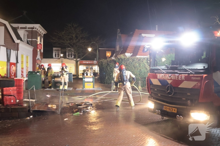 Containerbrand achter winkel snel geblust