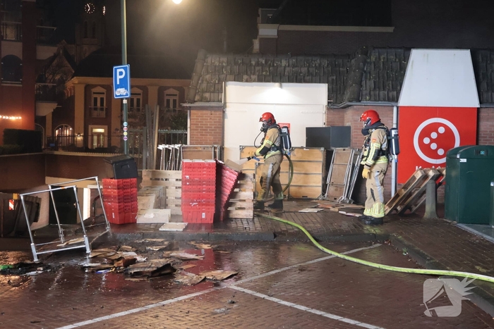 Containerbrand achter winkel snel geblust