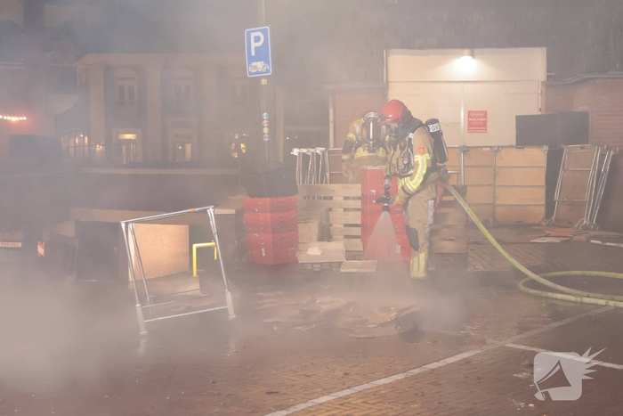 Containerbrand achter winkel snel geblust