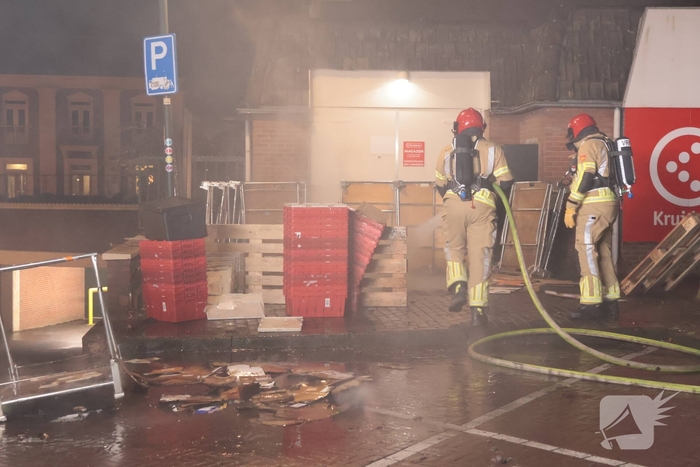 Containerbrand achter winkel snel geblust