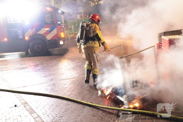 Containerbrand achter winkel snel geblust