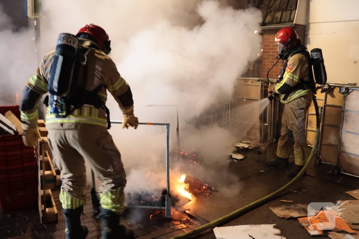 Containerbrand achter winkel snel geblust