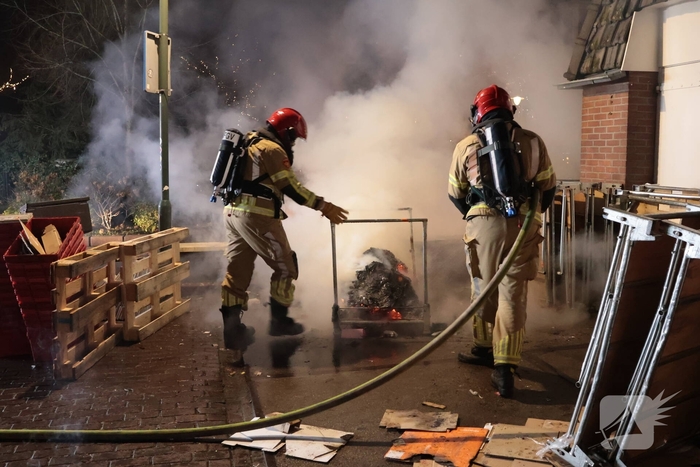 Containerbrand achter winkel snel geblust