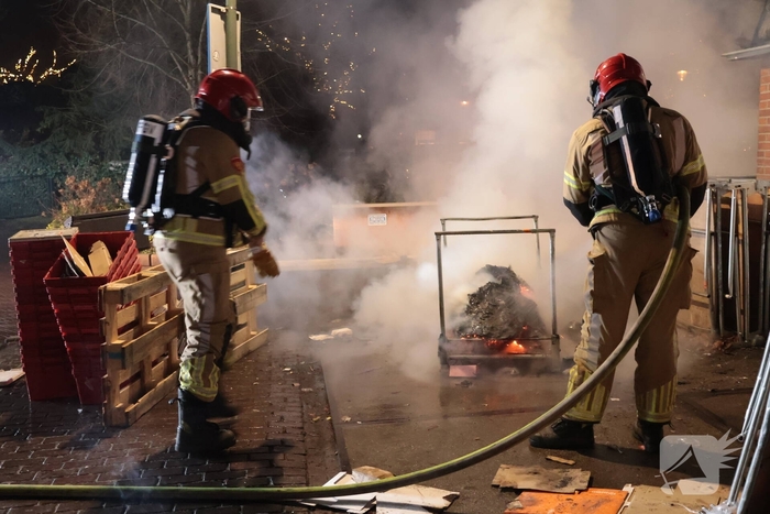 Containerbrand achter winkel snel geblust