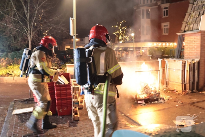 Containerbrand achter winkel snel geblust